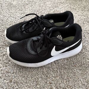 Nike Women’s Tanjun Sustainable Sneakers black/white 8.5M